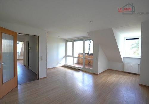 Wohnzimmer m. Balkon (Ostseite)