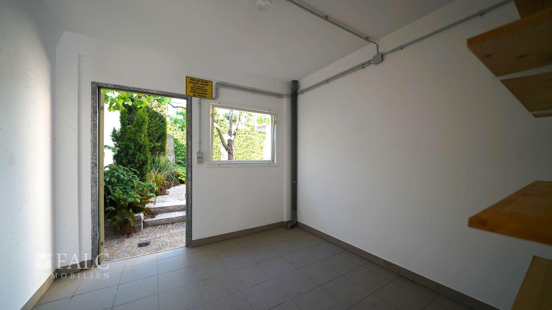 Abstellraum mit Durchgang