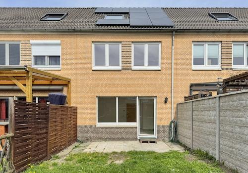 Terrasse und PV-Anlage