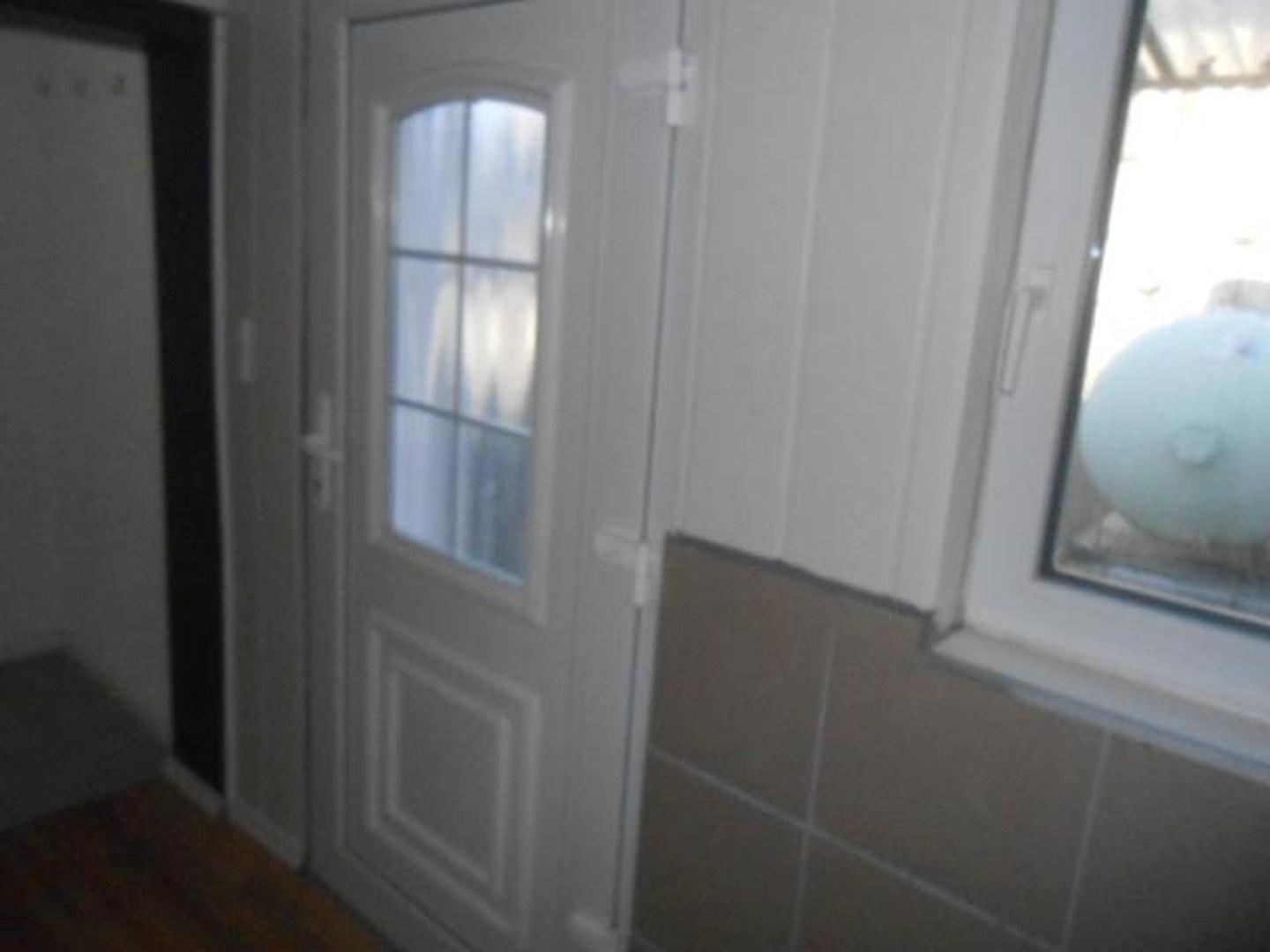 Waschküche mit Zugang zum Hof