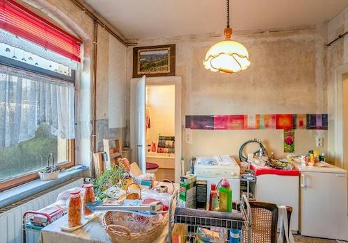 Küche mit Blick ins Bad