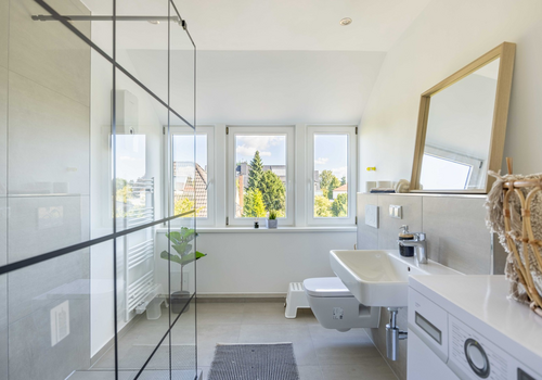 Modernes Tageslichtbad