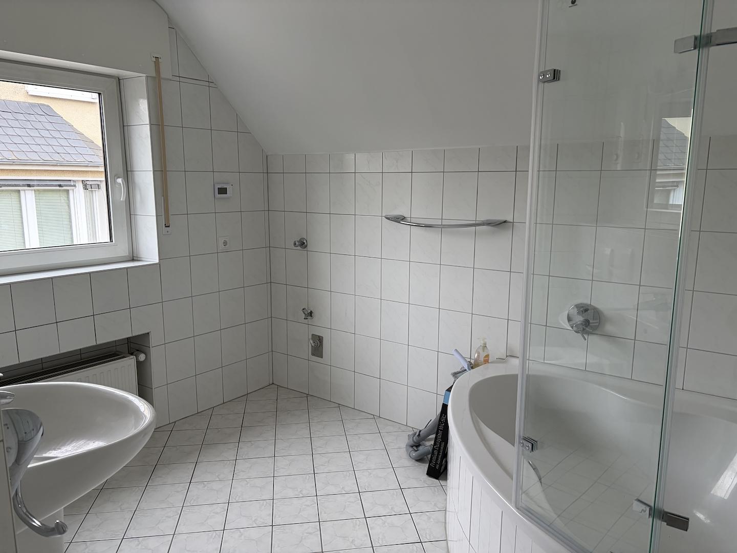 Badezimmer mit Eckbadewanne