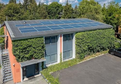 5 Parkplätze vor dem Gebäude