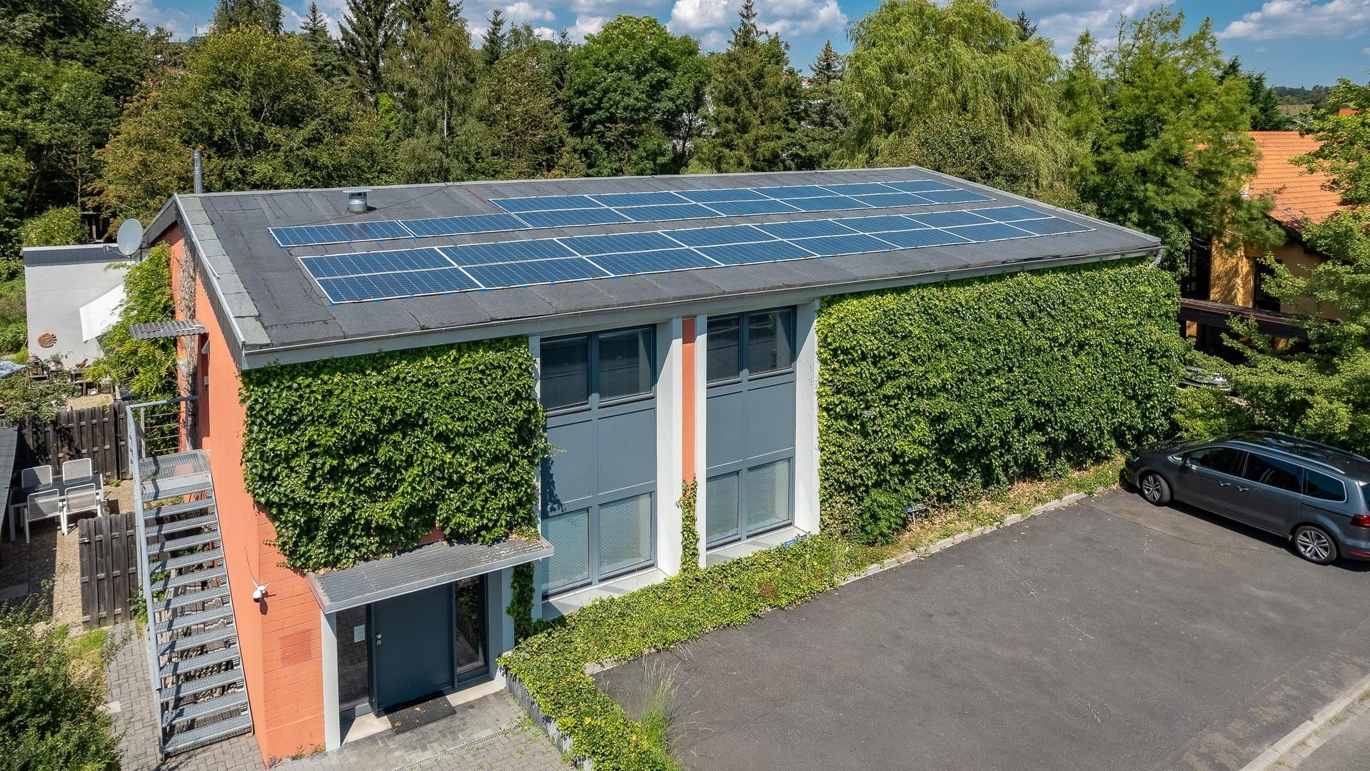 5 Parkplätze vor dem Gebäude