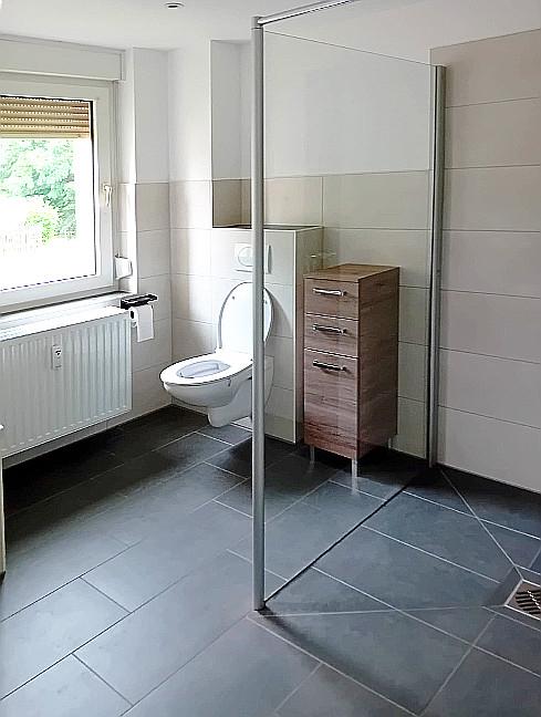 ...modernes Duschbad