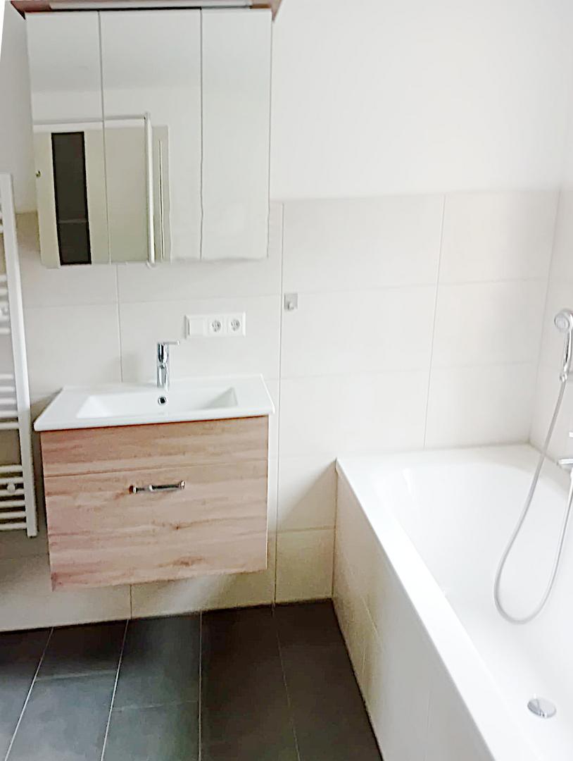 ...modernes Wannenbad