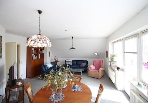 Wohnzimmer der Dachgeschosswohnung