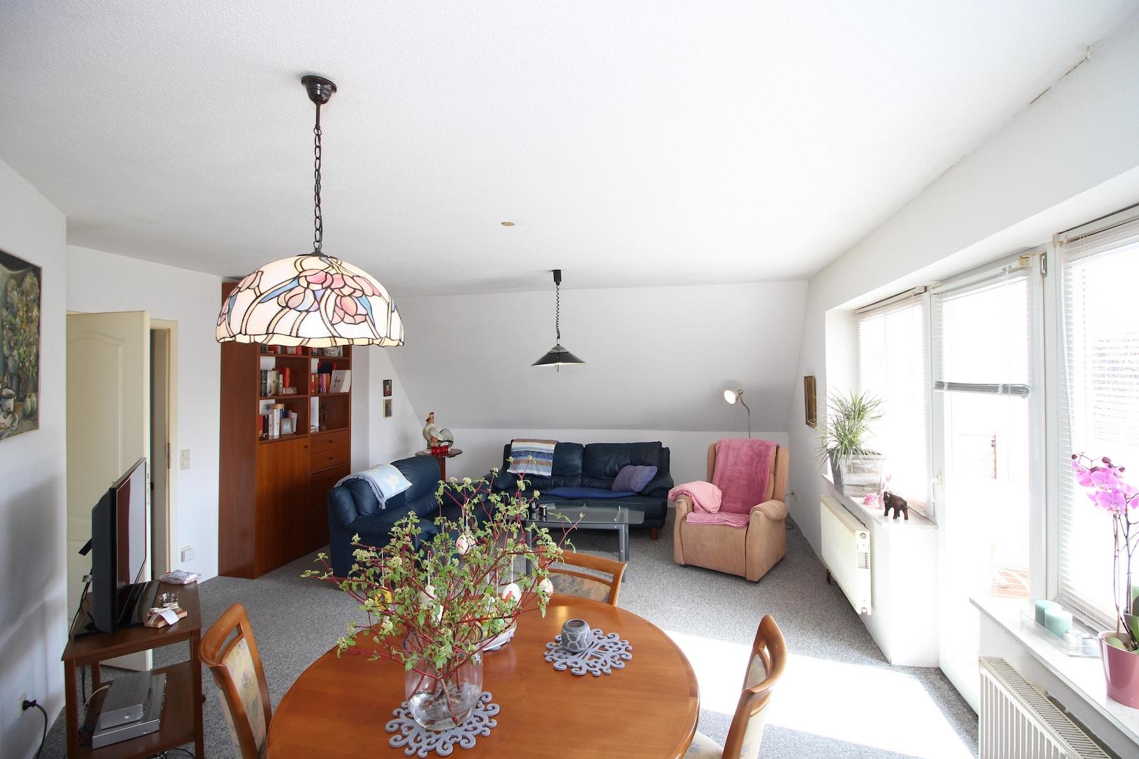 Wohnzimmer der Dachgeschosswohnung