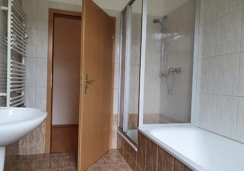 Bad mit Wanne und Dusche