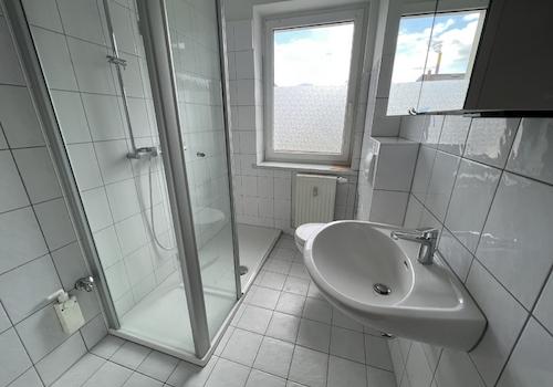 Bad mit Dusche und Fenster