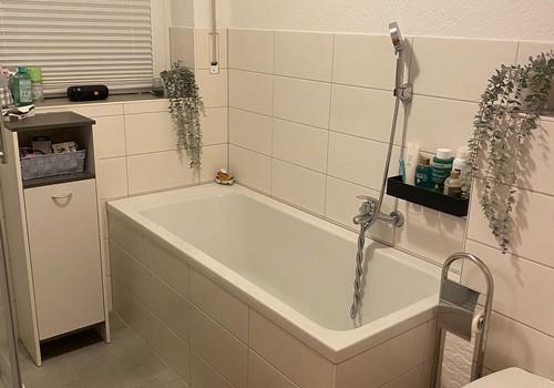 Bad mit Badewanne und Dusche