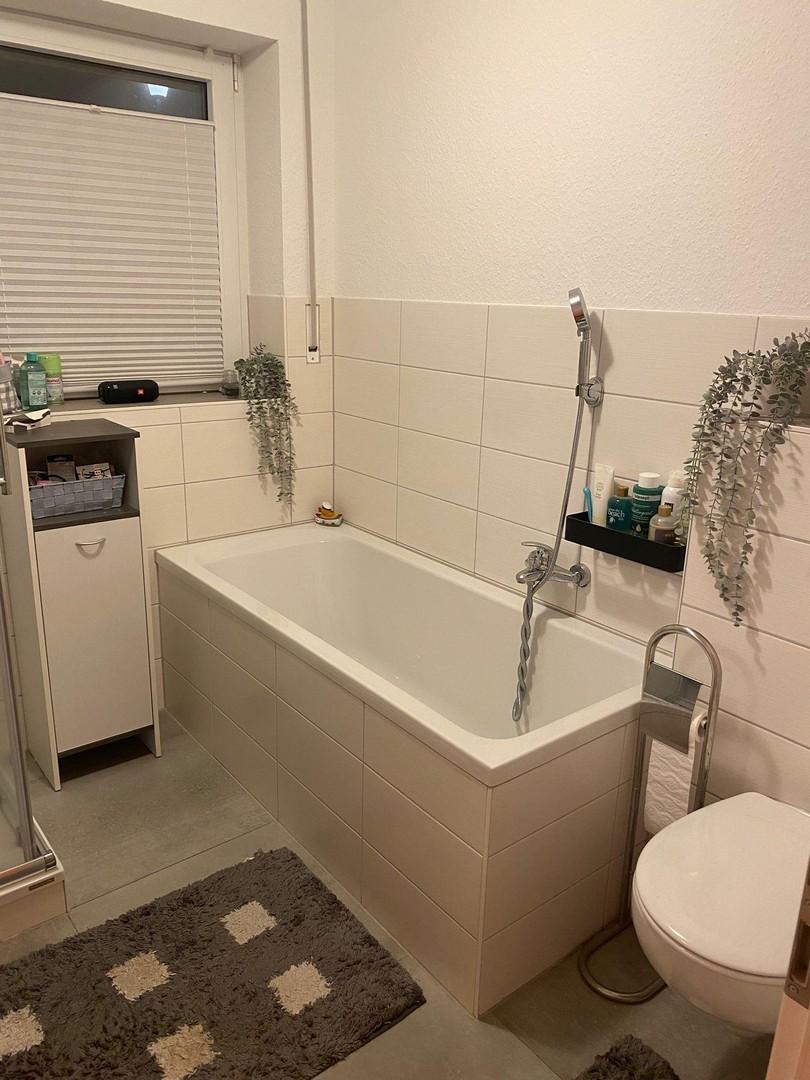 Bad mit Badewanne und Dusche