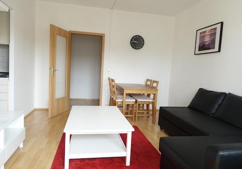 Wohnzimmer mit Möbeln