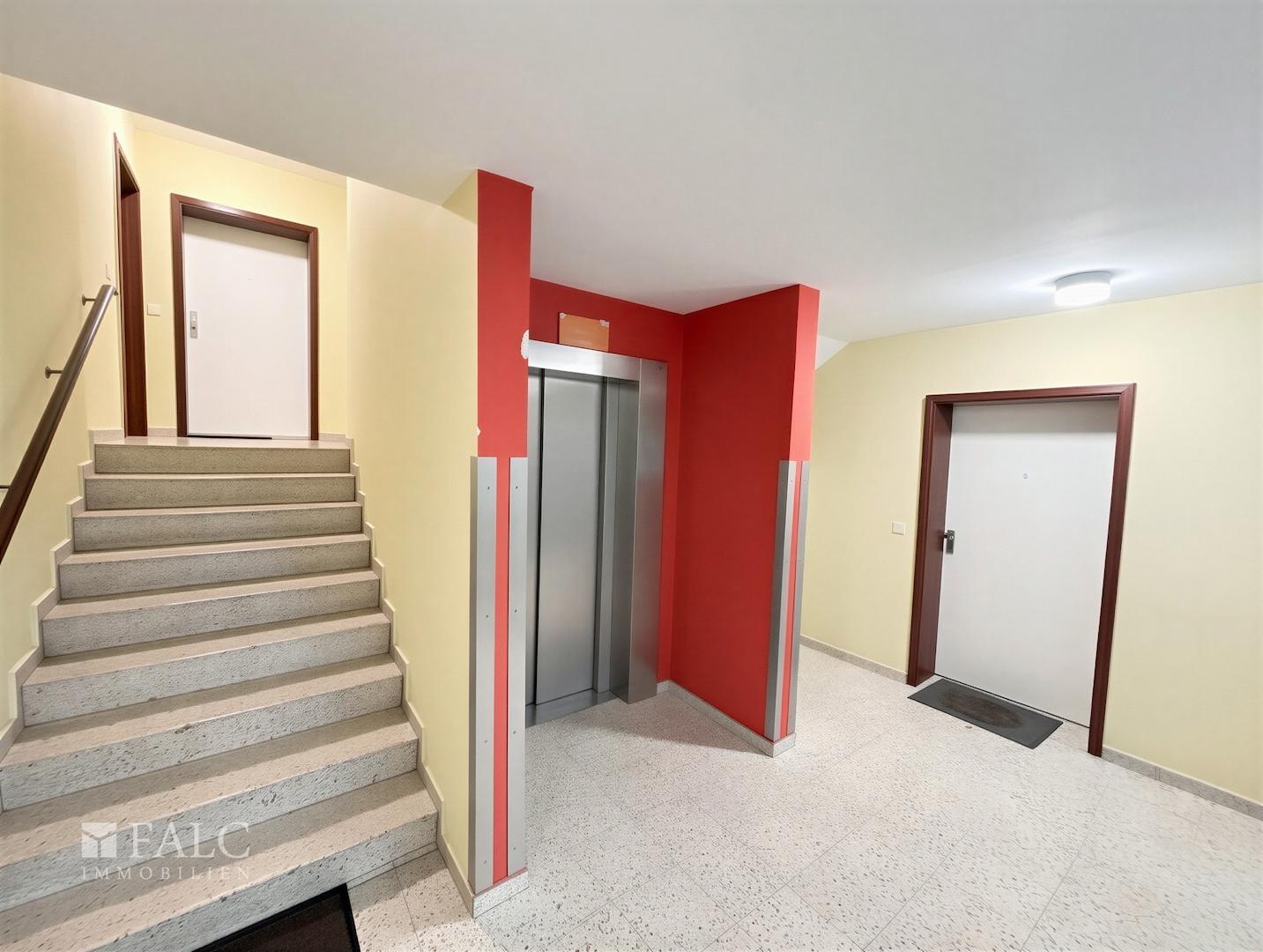 Treppenhaus mit Aufzug
