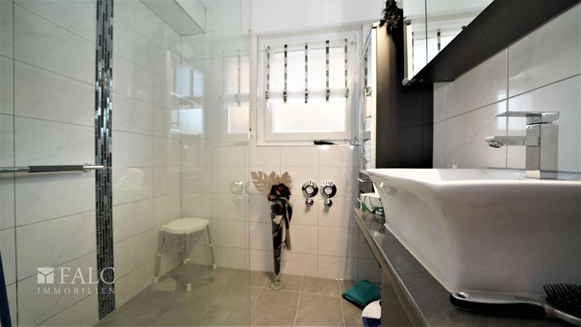 EG (rechts) - Badezimmer