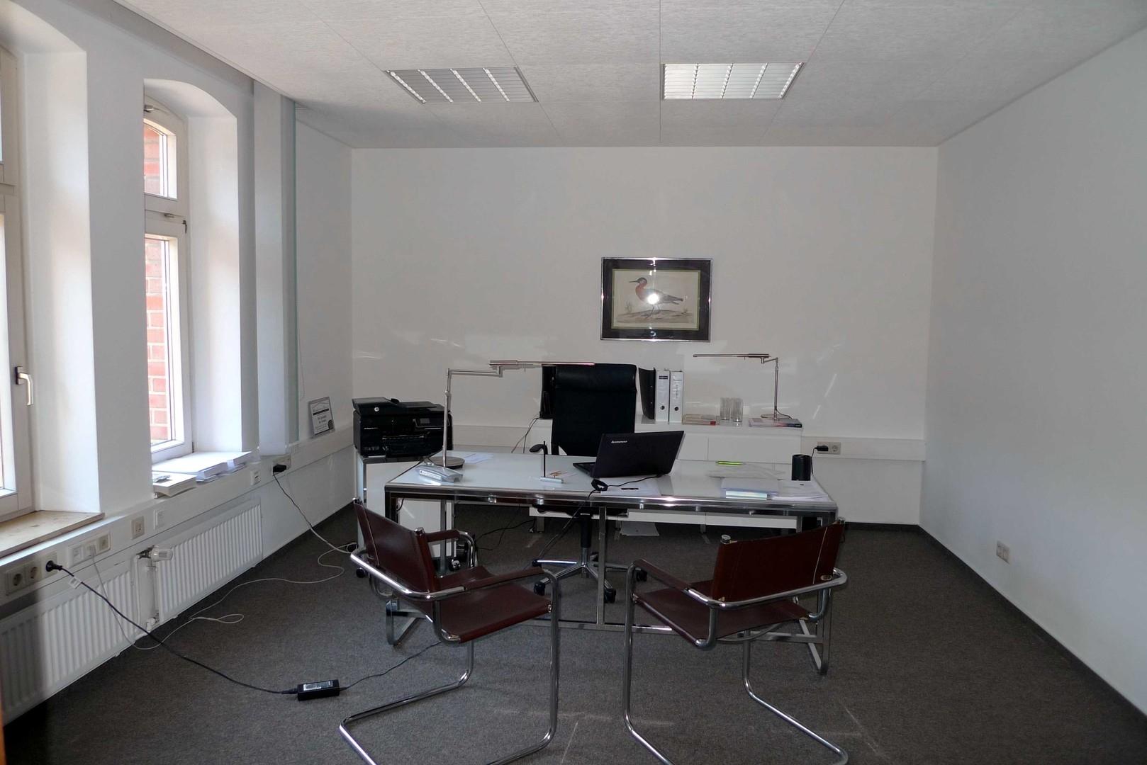 schöner heller Büroraum