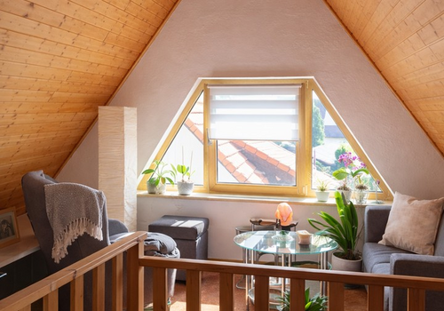 Galerie mit Giebelfenster