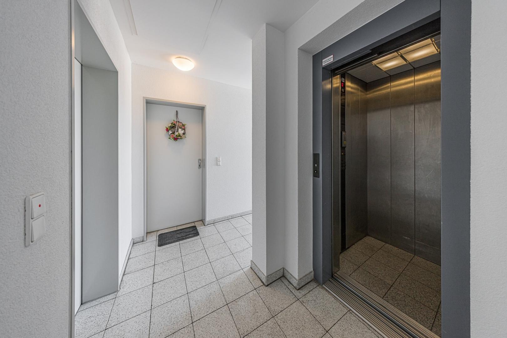 Eigentumswohnung | Treppenhaus mit Lift