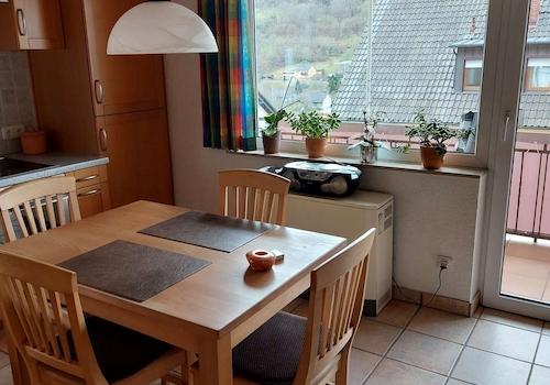  Küche 1.OG - Sitzen und Balkonzugang