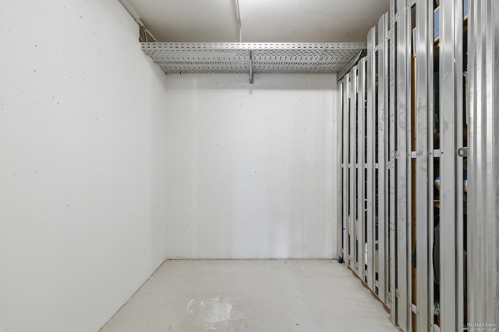 Kellerabteil mit Licht + Strom
