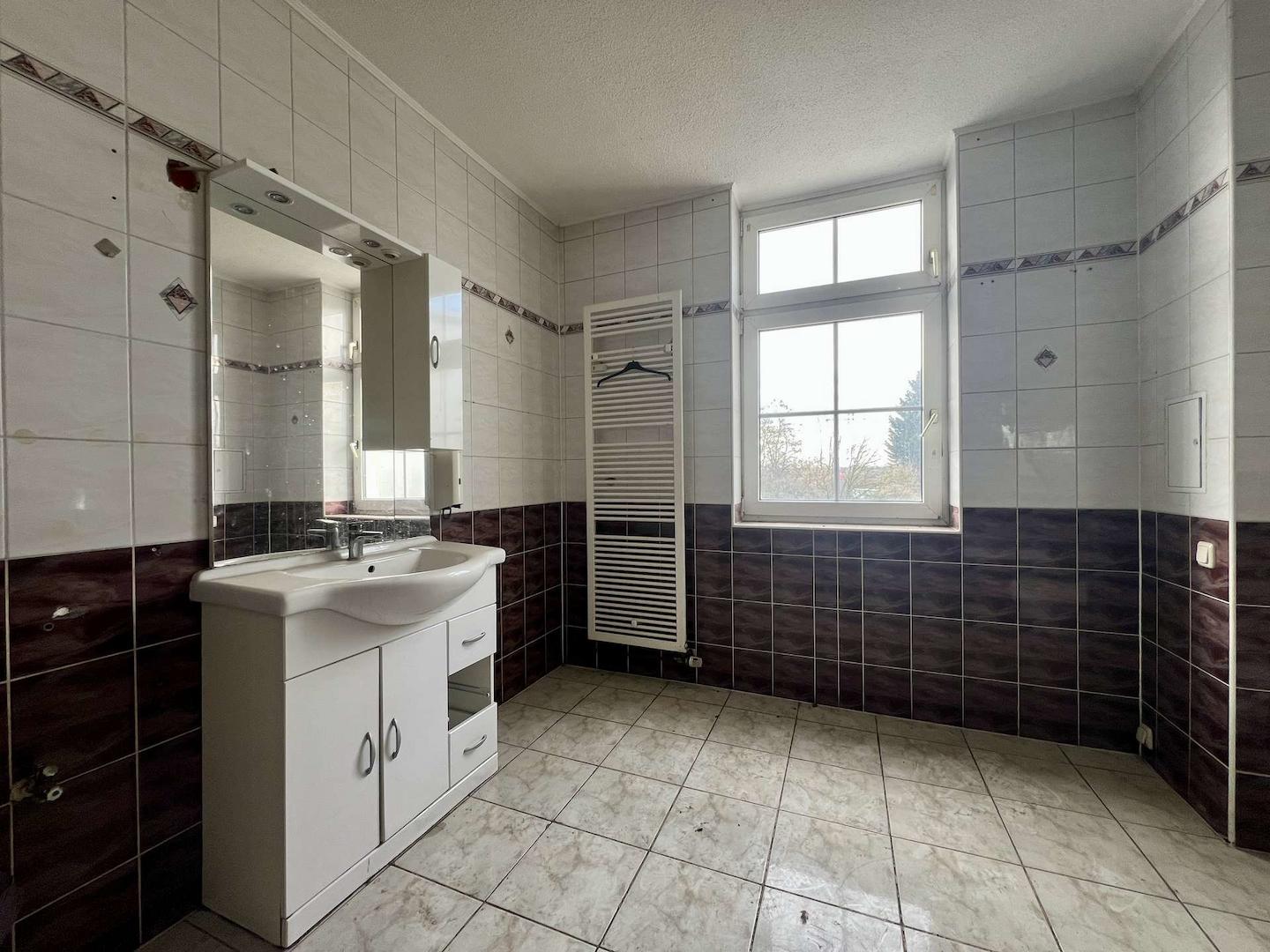 Tageslichtbad mit Eckbadewanne