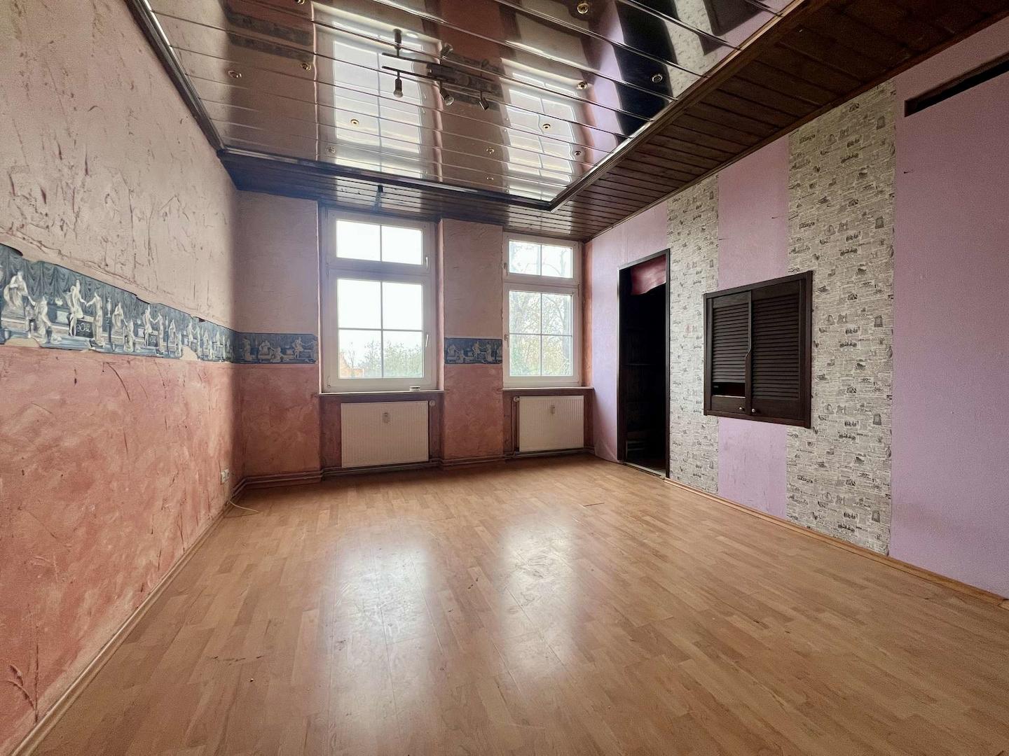 Zimmer mit Einbauschränken