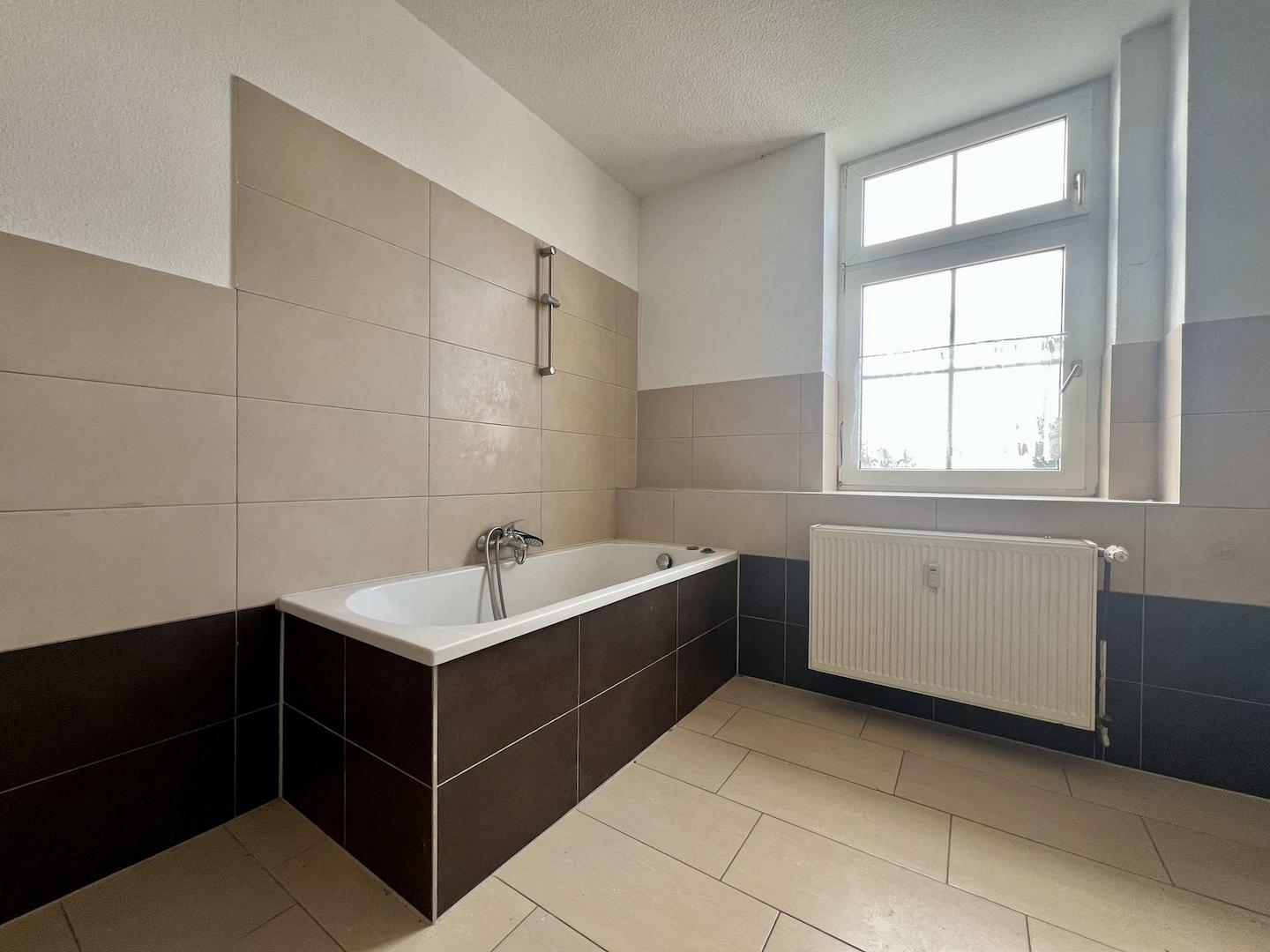 Tageslichtbad mit Wanne