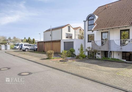 Stellplätze am Haus und Garage