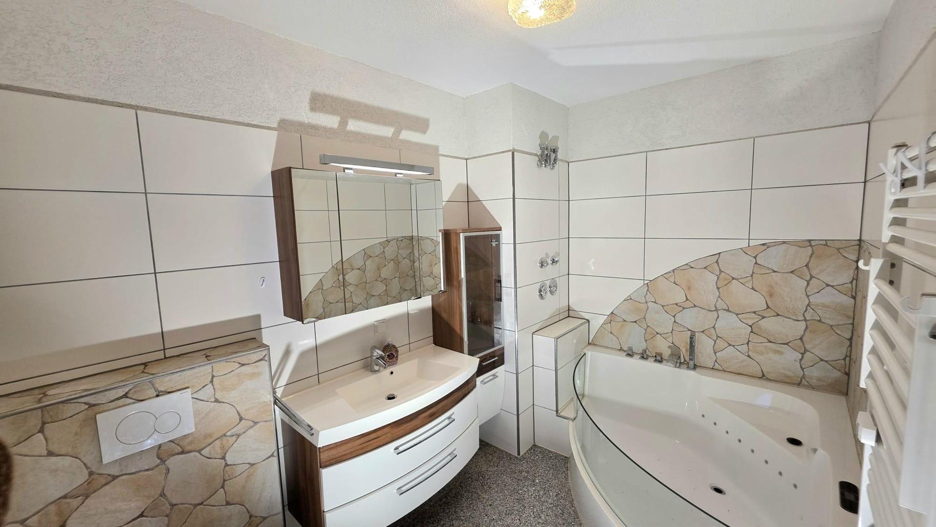 Badezimmer groß(1.OG)
