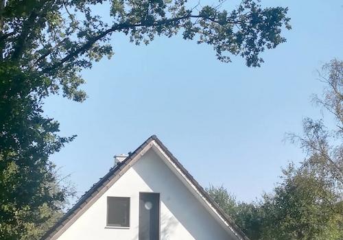 Haupthaus mit Anbau u. offener Terrasse