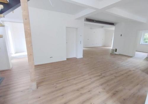 Offenenes Wohnzimmer und Nebenräume