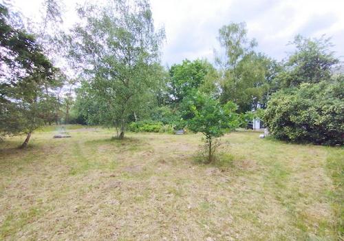 Parkähnlich u. grün gestalteter Gartenbereich