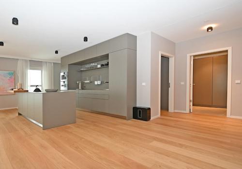  Einbauküche /rechts Ankleidezimmer