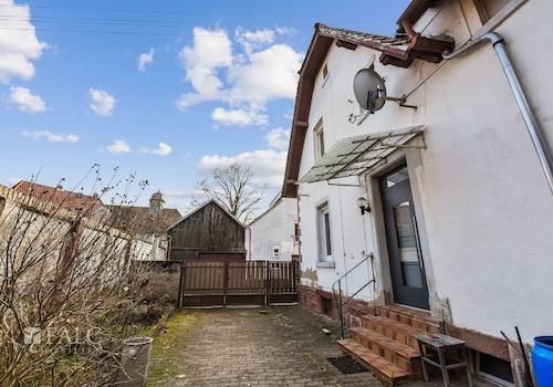 Außenansicht mit Hof