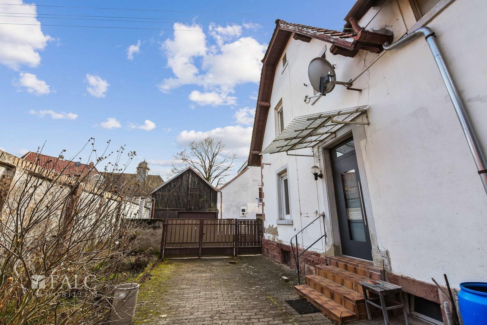 Außenansicht mit Hof