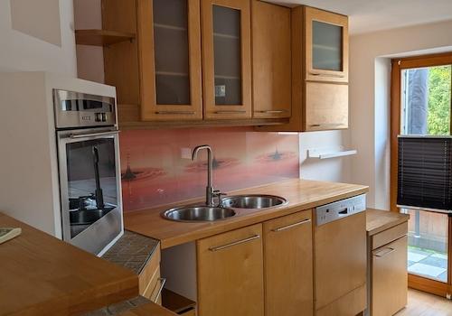 Küche mit Einbauschränken