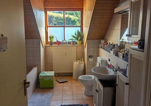 Badezimmer mit Einbauschränken