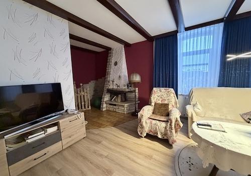 Wohn- und Esszimmer mit Kamin