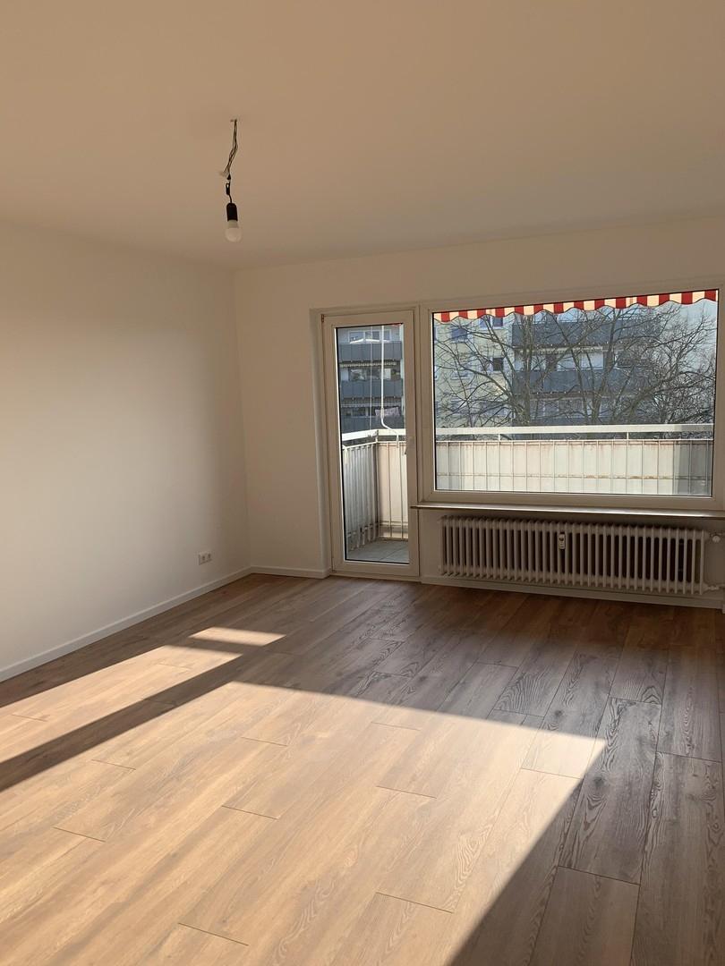 Wohnzimmer mit Balkon