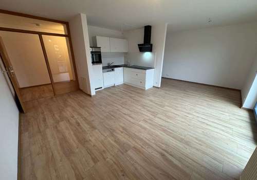 Wohnraum mit Glastür 