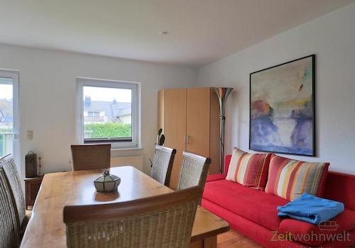 Sofa hinter dem Esstisch