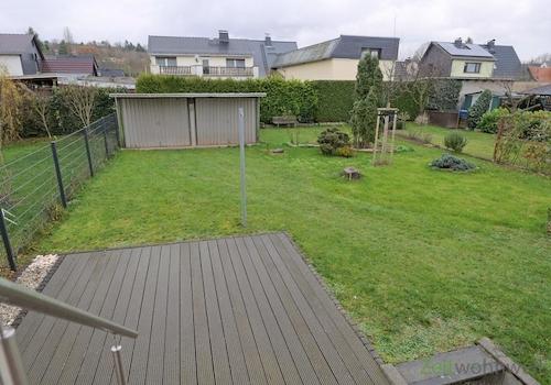 Regenblick zur Garage im Garten