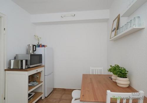 Kaffeeautomat, Mikrowelle, Kühlschrank