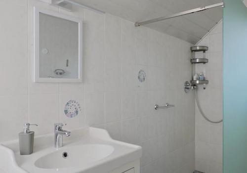 Waschtisch vor der Walk-In-Dusche