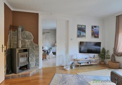 Blick zu Kamin und Schlafzimmer