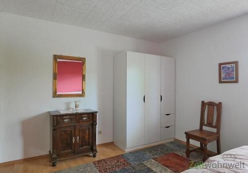 Spiegel, Kommode und Kleiderschrank