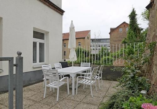 Terrasse hinter dem Haus