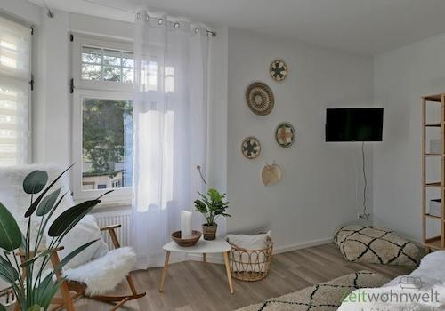 Schaukelstuhl und TV im Schlafzimmer