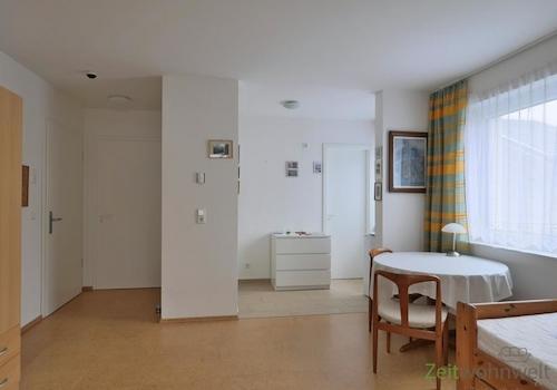 Blick zu Flurbereich und Küche